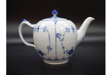 デンマーク　ROYAL COPENHAGEN(ロイヤルコペンハーゲン)　ブルーフルーテッドプレイン　繊細に描かれたブルーの模様が上品なティーポット(洋食器)(R-078344)