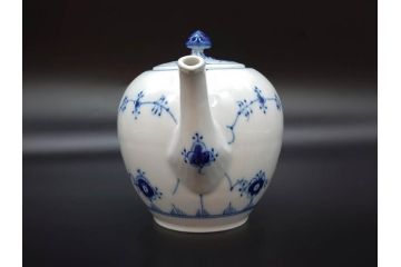 デンマーク　ROYAL COPENHAGEN(ロイヤルコペンハーゲン)　ブルーフルーテッドプレイン　繊細に描かれたブルーの模様が上品なティーポット(洋食器)(R-078344)