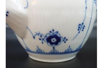 デンマーク　ROYAL COPENHAGEN(ロイヤルコペンハーゲン)　ブルーフルーテッドプレイン　繊細に描かれたブルーの模様が上品なティーポット(洋食器)(R-078344)