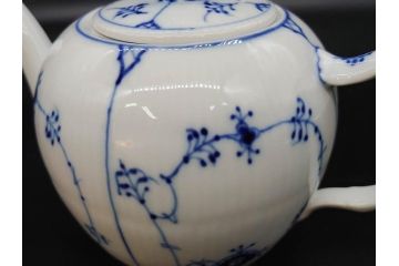 デンマーク　ROYAL COPENHAGEN(ロイヤルコペンハーゲン)　ブルーフルーテッドプレイン　繊細に描かれたブルーの模様が上品なティーポット(洋食器)(R-078344)
