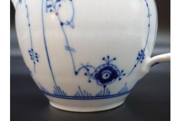 デンマーク　ROYAL COPENHAGEN(ロイヤルコペンハーゲン)　ブルーフルーテッドプレイン　繊細に描かれたブルーの模様が上品なティーポット(洋食器)(R-078344)