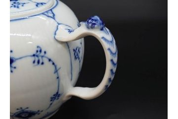デンマーク　ROYAL COPENHAGEN(ロイヤルコペンハーゲン)　ブルーフルーテッドプレイン　繊細に描かれたブルーの模様が上品なティーポット(洋食器)(R-078344)