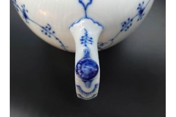 デンマーク　ROYAL COPENHAGEN(ロイヤルコペンハーゲン)　ブルーフルーテッドプレイン　繊細に描かれたブルーの模様が上品なティーポット(洋食器)(R-078344)