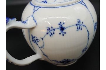 デンマーク　ROYAL COPENHAGEN(ロイヤルコペンハーゲン)　ブルーフルーテッドプレイン　繊細に描かれたブルーの模様が上品なティーポット(洋食器)(R-078344)