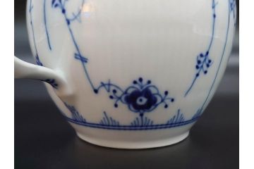 デンマーク　ROYAL COPENHAGEN(ロイヤルコペンハーゲン)　ブルーフルーテッドプレイン　繊細に描かれたブルーの模様が上品なティーポット(洋食器)(R-078344)
