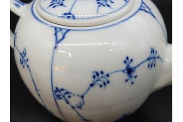 デンマーク　ROYAL COPENHAGEN(ロイヤルコペンハーゲン)　ブルーフルーテッドプレイン　繊細に描かれたブルーの模様が上品なティーポット(洋食器)(R-078344)