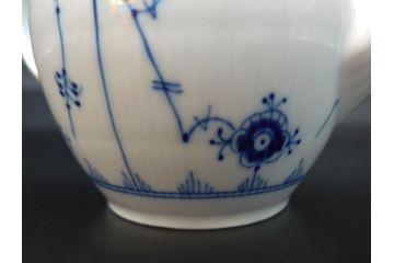 デンマーク　ROYAL COPENHAGEN(ロイヤルコペンハーゲン)　ブルーフルーテッドプレイン　繊細に描かれたブルーの模様が上品なティーポット(洋食器)(R-078344)