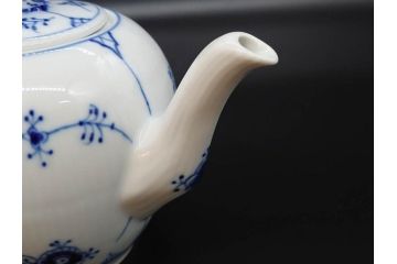 デンマーク　ROYAL COPENHAGEN(ロイヤルコペンハーゲン)　ブルーフルーテッドプレイン　繊細に描かれたブルーの模様が上品なティーポット(洋食器)(R-078344)