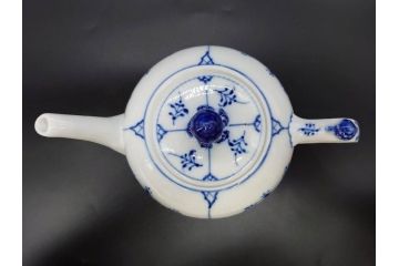 デンマーク　ROYAL COPENHAGEN(ロイヤルコペンハーゲン)　ブルーフルーテッドプレイン　繊細に描かれたブルーの模様が上品なティーポット(洋食器)(R-078344)