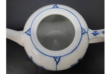 デンマーク　ROYAL COPENHAGEN(ロイヤルコペンハーゲン)　ブルーフルーテッドプレイン　繊細に描かれたブルーの模様が上品なティーポット(洋食器)(R-078344)
