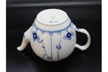 デンマーク　ROYAL COPENHAGEN(ロイヤルコペンハーゲン)　ブルーフルーテッドプレイン　繊細に描かれたブルーの模様が上品なティーポット(洋食器)(R-078344)