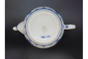 デンマーク　ROYAL COPENHAGEN(ロイヤルコペンハーゲン)　ブルーフルーテッドプレイン　繊細に描かれたブルーの模様が上品なティーポット(洋食器)(R-078344)