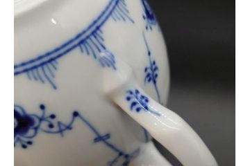 デンマーク　ROYAL COPENHAGEN(ロイヤルコペンハーゲン)　ブルーフルーテッドプレイン　繊細に描かれたブルーの模様が上品なティーポット(洋食器)(R-078344)