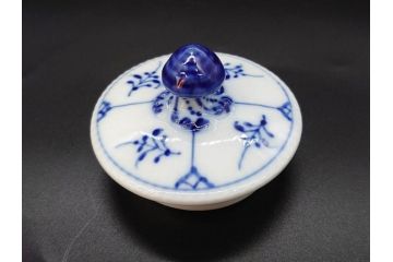 デンマーク　ROYAL COPENHAGEN(ロイヤルコペンハーゲン)　ブルーフルーテッドプレイン　繊細に描かれたブルーの模様が上品なティーポット(洋食器)(R-078344)