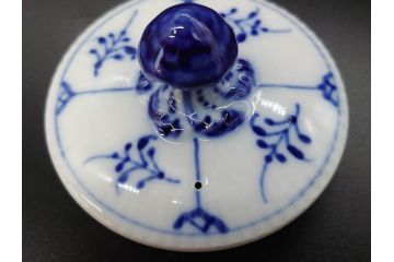 デンマーク　ROYAL COPENHAGEN(ロイヤルコペンハーゲン)　ブルーフルーテッドプレイン　繊細に描かれたブルーの模様が上品なティーポット(洋食器)(R-078344)