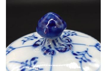 デンマーク　ROYAL COPENHAGEN(ロイヤルコペンハーゲン)　ブルーフルーテッドプレイン　繊細に描かれたブルーの模様が上品なティーポット(洋食器)(R-078344)