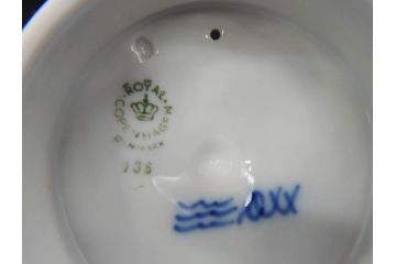 デンマーク　ROYAL COPENHAGEN(ロイヤルコペンハーゲン)　ブルーフルーテッドプレイン　繊細に描かれたブルーの模様が上品なティーポット(洋食器)(R-078344)