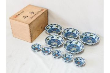 有田焼　源右衛門窯　染錦獅子見込　(大)約16cm 5.3寸　(小)約8cm 2.7寸　獅子のデザインが目を引く向付10客セット(和皿、深皿、輪花皿、器、五寸三分、二寸七分、説明書付き、和食器、共箱付き)(R-078351)