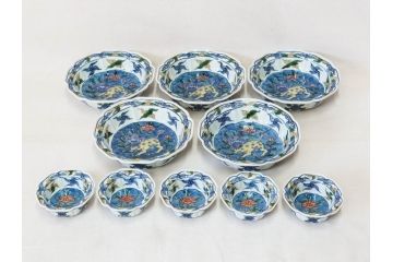 有田焼　源右衛門窯　染錦獅子見込　(大)約16cm 5.3寸　(小)約8cm 2.7寸　獅子のデザインが目を引く向付10客セット(和皿、深皿、輪花皿、器、五寸三分、二寸七分、説明書付き、和食器、共箱付き)(R-078351)