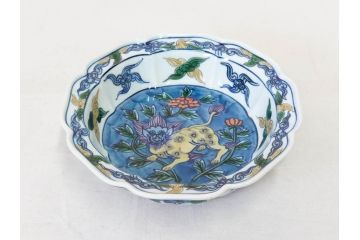 有田焼　源右衛門窯　染錦獅子見込　(大)約16cm 5.3寸　(小)約8cm 2.7寸　獅子のデザインが目を引く向付10客セット(和皿、深皿、輪花皿、器、五寸三分、二寸七分、説明書付き、和食器、共箱付き)(R-078351)