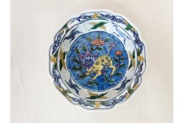 有田焼　源右衛門窯　染錦獅子見込　(大)約16cm 5.3寸　(小)約8cm 2.7寸　獅子のデザインが目を引く向付10客セット(和皿、深皿、輪花皿、器、五寸三分、二寸七分、説明書付き、和食器、共箱付き)(R-078351)