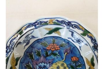 有田焼　源右衛門窯　染錦獅子見込　(大)約16cm 5.3寸　(小)約8cm 2.7寸　獅子のデザインが目を引く向付10客セット(和皿、深皿、輪花皿、器、五寸三分、二寸七分、説明書付き、和食器、共箱付き)(R-078351)