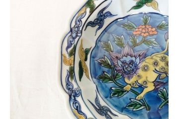 有田焼　源右衛門窯　染錦獅子見込　(大)約16cm 5.3寸　(小)約8cm 2.7寸　獅子のデザインが目を引く向付10客セット(和皿、深皿、輪花皿、器、五寸三分、二寸七分、説明書付き、和食器、共箱付き)(R-078351)