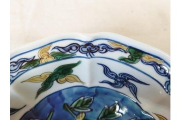 有田焼　源右衛門窯　染錦獅子見込　(大)約16cm 5.3寸　(小)約8cm 2.7寸　獅子のデザインが目を引く向付10客セット(和皿、深皿、輪花皿、器、五寸三分、二寸七分、説明書付き、和食器、共箱付き)(R-078351)