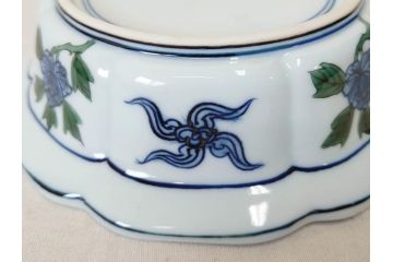 有田焼　源右衛門窯　染錦獅子見込　(大)約16cm 5.3寸　(小)約8cm 2.7寸　獅子のデザインが目を引く向付10客セット(和皿、深皿、輪花皿、器、五寸三分、二寸七分、説明書付き、和食器、共箱付き)(R-078351)