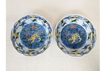 有田焼　源右衛門窯　染錦獅子見込　(大)約16cm 5.3寸　(小)約8cm 2.7寸　獅子のデザインが目を引く向付10客セット(和皿、深皿、輪花皿、器、五寸三分、二寸七分、説明書付き、和食器、共箱付き)(R-078351)