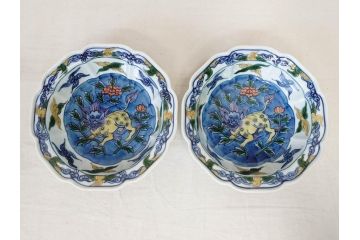 有田焼　源右衛門窯　染錦獅子見込　(大)約16cm 5.3寸　(小)約8cm 2.7寸　獅子のデザインが目を引く向付10客セット(和皿、深皿、輪花皿、器、五寸三分、二寸七分、説明書付き、和食器、共箱付き)(R-078351)