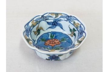 有田焼　源右衛門窯　染錦獅子見込　(大)約16cm 5.3寸　(小)約8cm 2.7寸　獅子のデザインが目を引く向付10客セット(和皿、深皿、輪花皿、器、五寸三分、二寸七分、説明書付き、和食器、共箱付き)(R-078351)