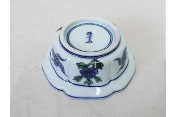 有田焼　源右衛門窯　染錦獅子見込　(大)約16cm 5.3寸　(小)約8cm 2.7寸　獅子のデザインが目を引く向付10客セット(和皿、深皿、輪花皿、器、五寸三分、二寸七分、説明書付き、和食器、共箱付き)(R-078351)