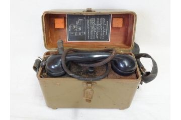ジャンク品　旧日本軍　陸軍　富士通信機製造株式会社　特殊携帯電話機2点(有線、野戦電話、野外電話機)(R-078352)