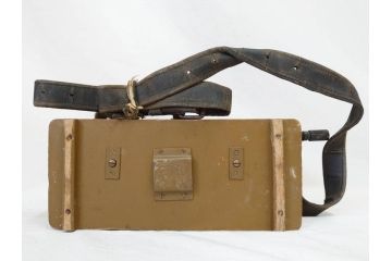 ジャンク品　旧日本軍　陸軍　富士通信機製造株式会社　特殊携帯電話機2点(有線、野戦電話、野外電話機)(R-078352)
