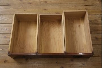 和製アンティーク　前面欅(ケヤキ)材　三階松モチーフの引手金具と桜丸金具の重ね米沢箪笥(重ね箪笥、収納箪笥、衣装箪笥、重ねタンス、時代箪笥、引き出し)(R-078353)