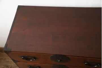 和製アンティーク　前面欅(ケヤキ)材　三階松モチーフの引手金具と桜丸金具の重ね米沢箪笥(重ね箪笥、収納箪笥、衣装箪笥、重ねタンス、時代箪笥、引き出し)(R-078353)