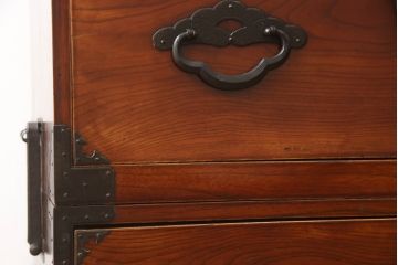 和製アンティーク　前面欅(ケヤキ)材　三階松モチーフの引手金具と桜丸金具の重ね米沢箪笥(重ね箪笥、収納箪笥、衣装箪笥、重ねタンス、時代箪笥、引き出し)(R-078353)
