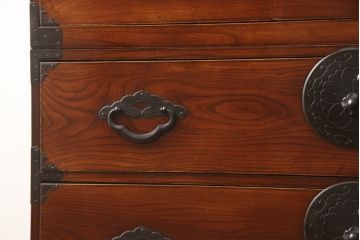 和製アンティーク　前面欅(ケヤキ)材　三階松モチーフの引手金具と桜丸金具の重ね米沢箪笥(重ね箪笥、収納箪笥、衣装箪笥、重ねタンス、時代箪笥、引き出し)(R-078353)