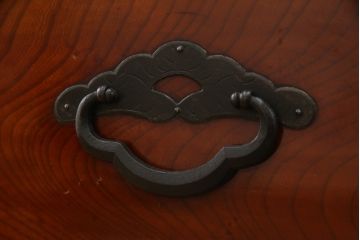 和製アンティーク　前面欅(ケヤキ)材　三階松モチーフの引手金具と桜丸金具の重ね米沢箪笥(重ね箪笥、収納箪笥、衣装箪笥、重ねタンス、時代箪笥、引き出し)(R-078353)