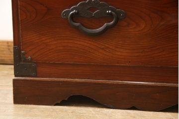 和製アンティーク　前面欅(ケヤキ)材　三階松モチーフの引手金具と桜丸金具の重ね米沢箪笥(重ね箪笥、収納箪笥、衣装箪笥、重ねタンス、時代箪笥、引き出し)(R-078353)