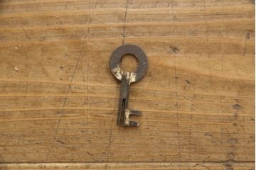 和製アンティーク　前面欅(ケヤキ)材　三階松モチーフの引手金具と桜丸金具の重ね米沢箪笥(重ね箪笥、収納箪笥、衣装箪笥、重ねタンス、時代箪笥、引き出し)(R-078353)