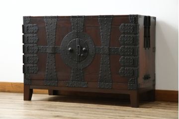 和製アンティーク　明治期　重厚感のある佇まいが目を惹く観音開きの時代箪笥テレビ台(ローボード、テレビボード、収納箪笥、観音箪笥、時代箪笥)(R-078354)