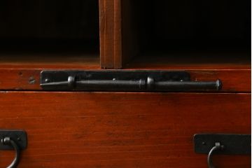 和製アンティーク　明治期　重厚感のある佇まいが目を惹く観音開きの時代箪笥テレビ台(ローボード、テレビボード、収納箪笥、観音箪笥、時代箪笥)(R-078354)