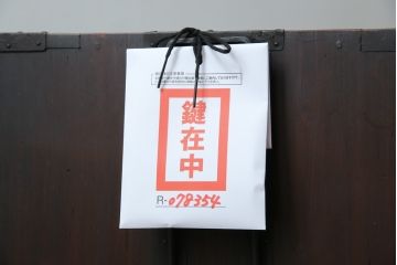 和製アンティーク　明治期　重厚感のある佇まいが目を惹く観音開きの時代箪笥テレビ台(ローボード、テレビボード、収納箪笥、観音箪笥、時代箪笥)(R-078354)