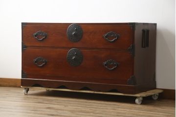 和製アンティーク　前面欅(ケヤキ)材　三階松モチーフの引手金具と桜丸金具の米沢箪笥ローボード(和たんす、時代箪笥、収納タンス、テレビ台、テレビボード、ローチェスト、引き出し)(R-078355)