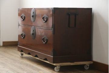 和製アンティーク　前面欅(ケヤキ)材　三階松モチーフの引手金具と桜丸金具の米沢箪笥ローボード(和たんす、時代箪笥、収納タンス、テレビ台、テレビボード、ローチェスト、引き出し)(R-078355)