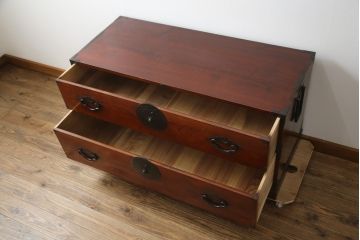 和製アンティーク　前面欅(ケヤキ)材　三階松モチーフの引手金具と桜丸金具の米沢箪笥ローボード(和たんす、時代箪笥、収納タンス、テレビ台、テレビボード、ローチェスト、引き出し)(R-078355)