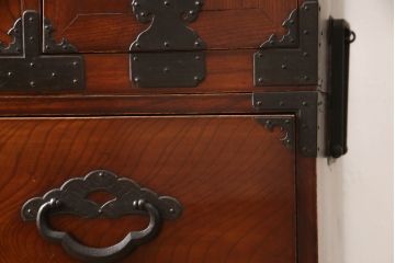 和製アンティーク　前面欅(ケヤキ)材　三階松モチーフの引手金具と桜丸金具の米沢箪笥ローボード(和たんす、時代箪笥、収納タンス、テレビ台、テレビボード、ローチェスト、引き出し)(R-078355)