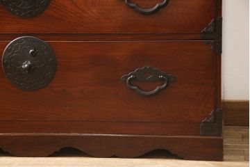 和製アンティーク　前面欅(ケヤキ)材　三階松モチーフの引手金具と桜丸金具の米沢箪笥ローボード(和たんす、時代箪笥、収納タンス、テレビ台、テレビボード、ローチェスト、引き出し)(R-078355)